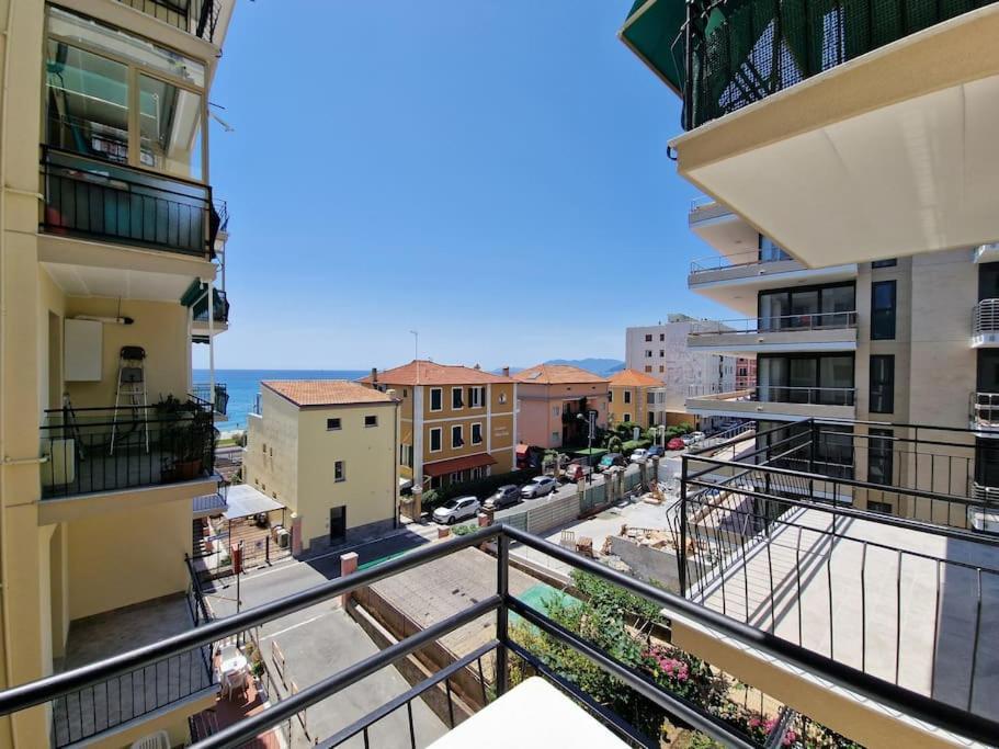 50 Metri Dal Mare - Free Parking E A/C Apartment Pietra Ligure Exterior photo